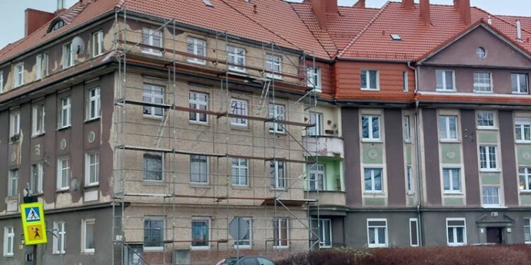 Mieszkańcy mówią o zniszczonej elewacji kamienicy