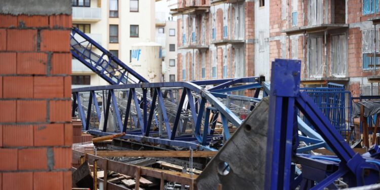 Kraków: dwie ofiary śmiertelne przewrócenia się dźwigu