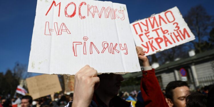 Manifestacja przed rosyjską ambasadą w Warszawie