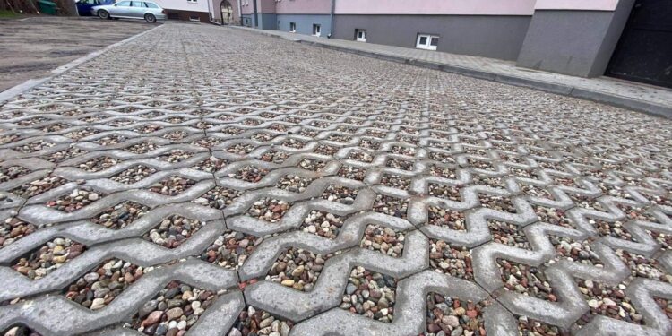 Mieli dość błota – mają nowy parking i chodnik