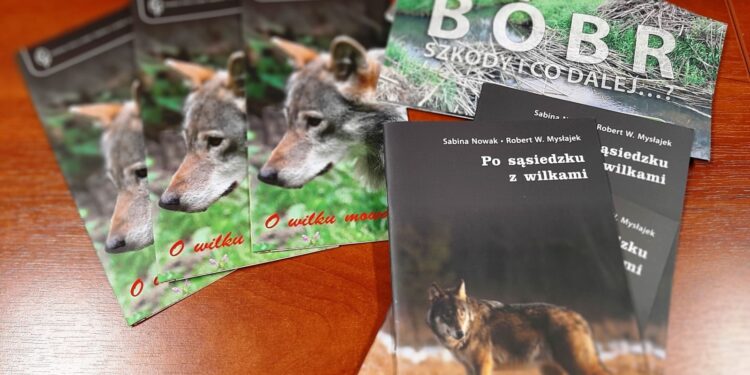 Wilki i bobry na ulotkach i tablicach
