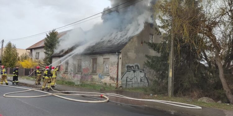 Na ul. Wiatracznej palił się pustostan