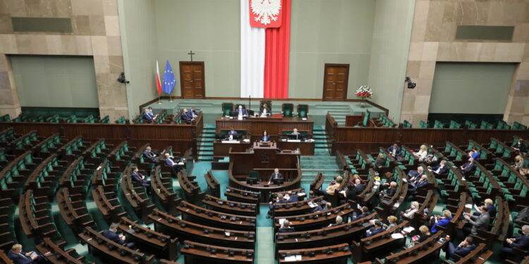 Zjednoczona Prawica rośnie w siłę, topnieje poparcie dla KO