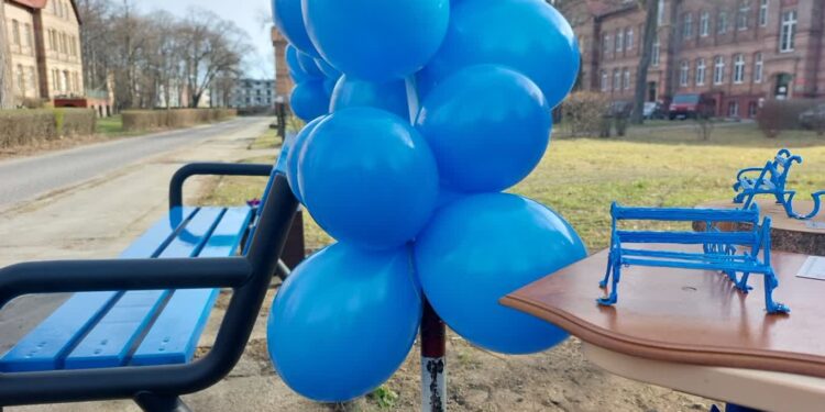 Jest druga „Niebieska Ławeczka”. Czy wiesz co oznacza?