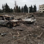 Zniszczenia po rosyjskich nalotach na miasto, 7 bm. w miejscowości Malin. Fot. PAP/DSNS