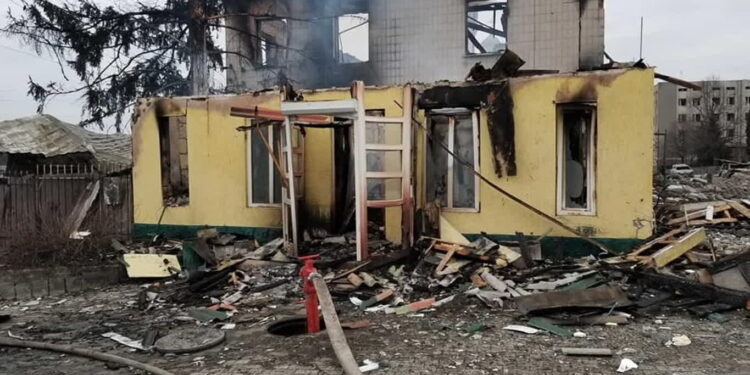 Zniszczenia po rosyjskich nalotach na miasto, 7 bm. w miejscowości Malin. Fot. PAP/DSNS