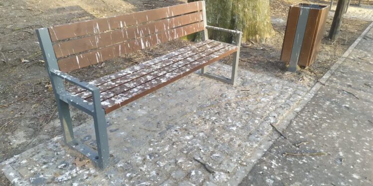 Ławki są, ale trudno na nich usiąść