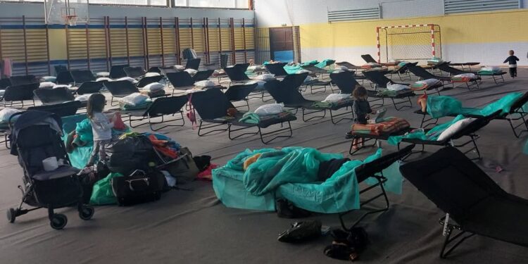 Pierwsi uchodźcy w hali przy Słowiańskiej