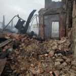 Zniszczenia po rosyjskich nalotach na miasto, 7 bm. w miejscowości Malin. Fot. PAP/DSNS