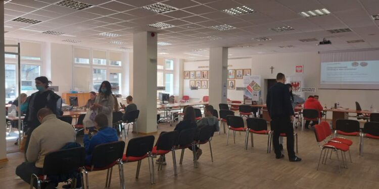 Coraz sprawniej i spokojniej. Kolejni uchodźcy z numerami PESEL