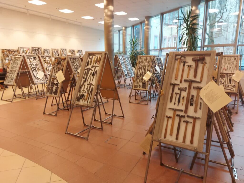Wystawa starych narzędzi w bibliotece w Gorzowie