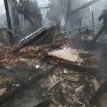 Zniszczenia po rosyjskich nalotach na miasto, 7 bm. w miejscowości Malin. Fot. PAP/DSNS