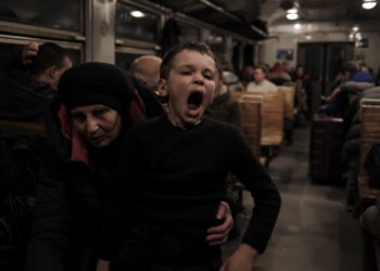 Bogdan i jego babcia Alina w pociągu z Przemyśla do Lwowa. Wielu Ukraińców, w tym kobiety, zdecydowało się wrócić do swojego kraju, aby walczyć z rosyjską inwazją. Fot. PAP/EPA/MIGUEL A. LOPES