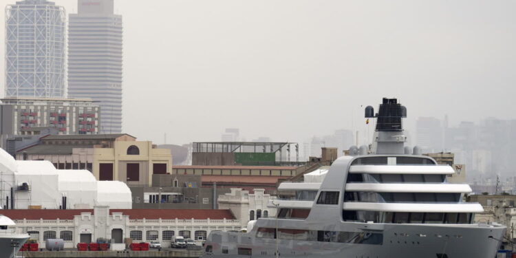 Jacht Solaris, własność rosyjskiego oligarchy Romana Abramowicza, widziany w porcie w Barcelonie, Hiszpania, 2 marca 2022 r. Fot. PAP/EPA/Enric Fontcuberta