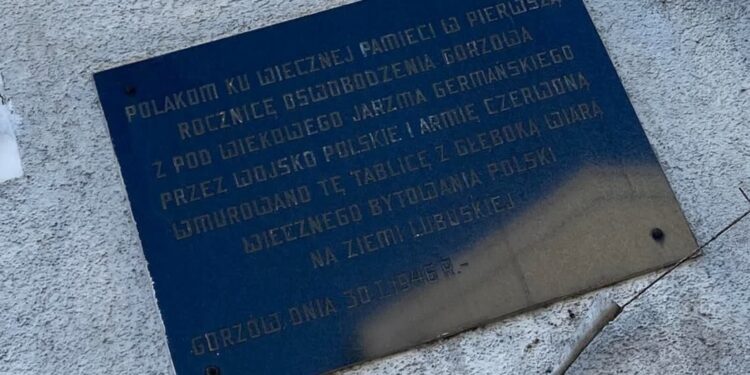 Radni dyskutowali o komunistycznej tablicy