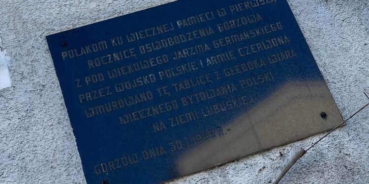 Usunąć komunistyczną tablicę? Były prezydent Gorzowa krytykuje pomysł
