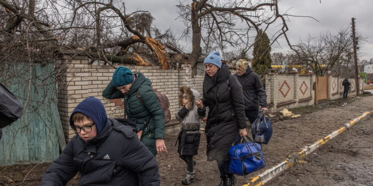 „Rosjanie plądrują sklepy i strzelają do każdego – newet do dzieci.” Ukraińska Bucza woła o pomoc!