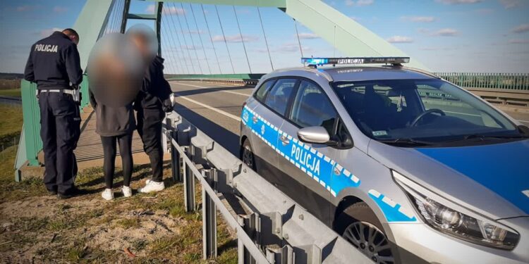 Zjeżdżali po przęsłach wiaduktu nad S3