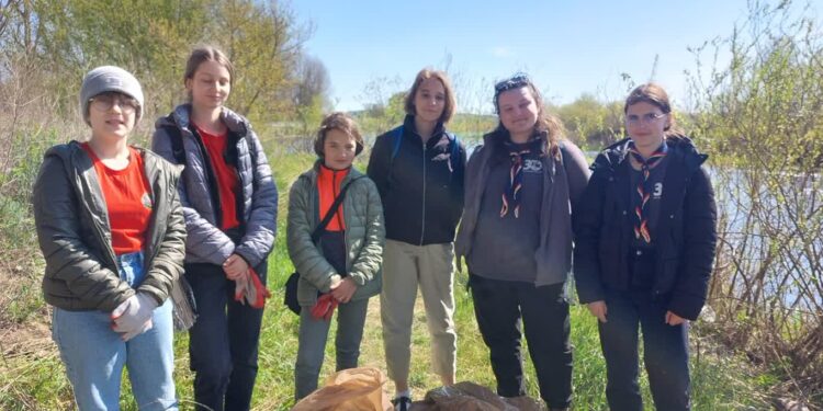 Sprzątają brzegi Warty