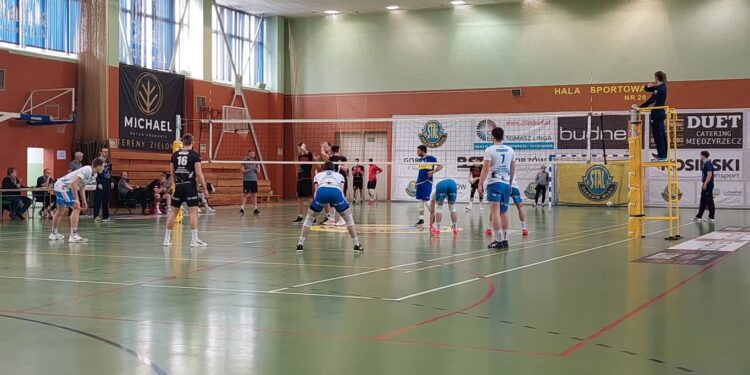 Koniec nadziei SKS Kozaryn: porażka w derbach i spadek do III ligi