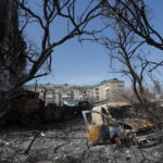 Uszkodzony budynek mieszkalny i samochody w Makarowie pod Kijowem. Fot. PAP/EPA/SERGEY DOLZHENKO