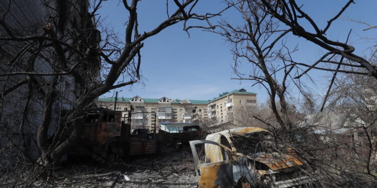 Uszkodzony budynek mieszkalny i samochody w Makarowie pod Kijowem. Fot. PAP/EPA/SERGEY DOLZHENKO