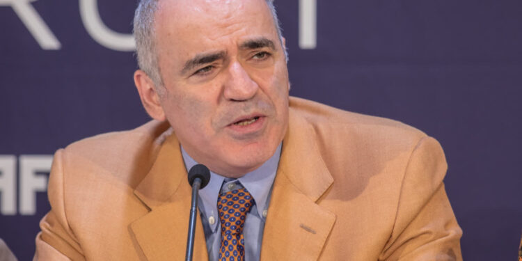 Garri Kasparow (2018). Fot. Tore Satre - Praca własna, CC BY-SA 4.0, https://commons.wikimedia.org/w/index.php?curid=69506087