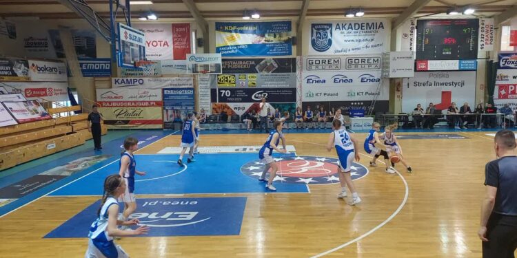 Awans koszykarek AZS AJP