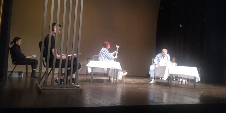 „Chwała bohaterom” w teatrze