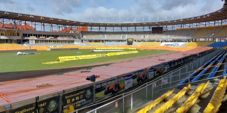 Plandeka rozłożona. Stal Gorzów czeka na okno pogodowe
