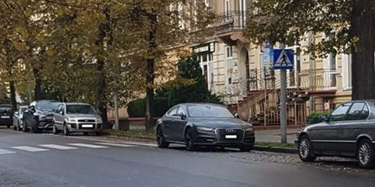 Mieszkańcy skarżą się, że nowe oznakowanie jezdni pozbawiło ich miejsc parkingowych