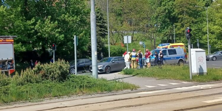 Motocyklista uderzył w tył osobówki
