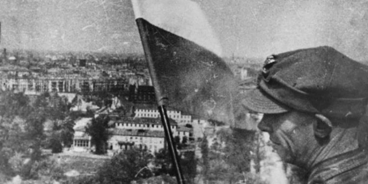Polska flaga zawieszona w Berlinie na Kolumnie Zwycięstwa 2 maja 1945 r. Źródło: Wikimedia Commons