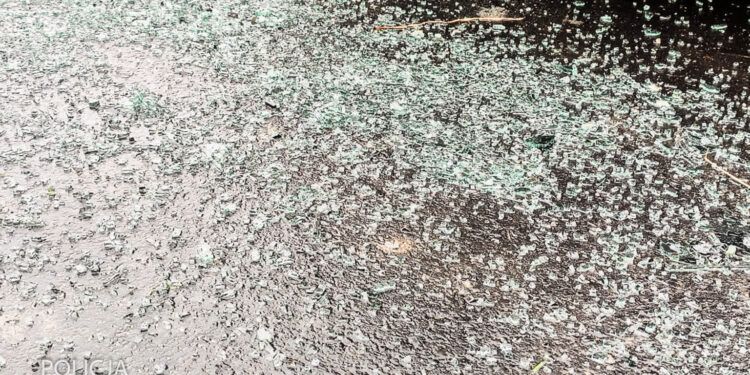 Wybił szybę w autobusie i zranił nastolatkę