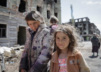 Miejscowe dzieci na ulicy w centrum Mariupola, 9 maja 2022 r. Fot. PAP/EPA GUERRAESS