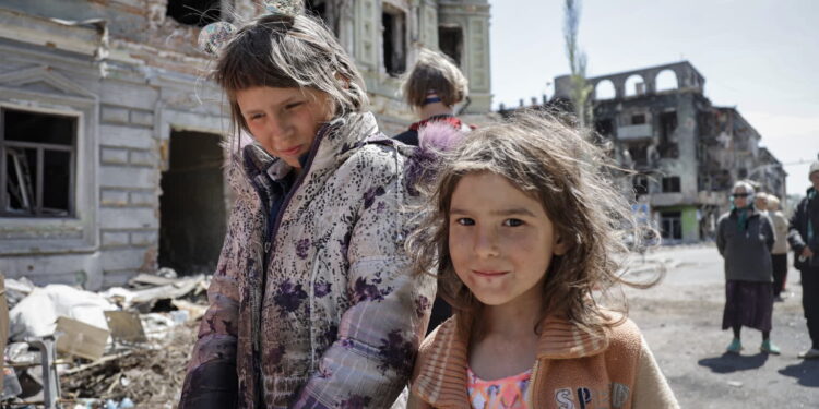 Miejscowe dzieci na ulicy w centrum Mariupola, 9 maja 2022 r. Fot. PAP/EPA GUERRAESS