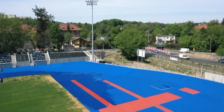 Dlaczego bieżnia ma kolor niebieski, a nie ceglasty?