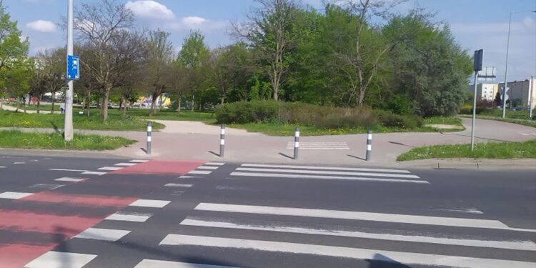 Metalowe słupki zablokowały wjazd do parku