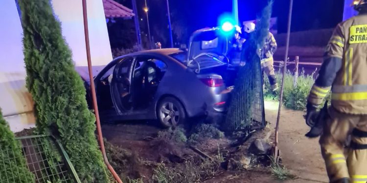 Auto wjechało w kościół. W samochodzie znaleziono narkotyki
