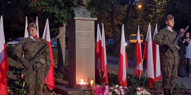 Poszedł do Auschwitz na ochotnika. O 21.30 gorzowianie oddali hołd bohaterowi