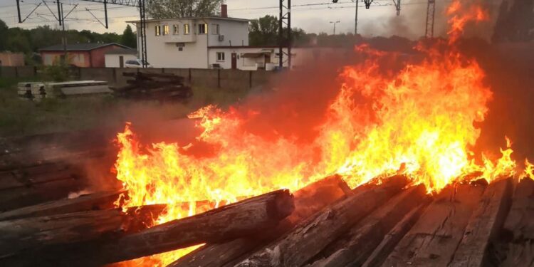 Pożar podkładów kolejowych w Kostrzynie
