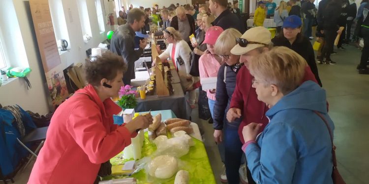 Lokalne przysmaki w Kłodawie. Targ nad Jeziorem już działa