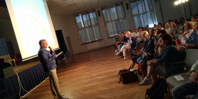 Jak to jest „Z nastolatkiem po drodze”? – Konferencja w I LO