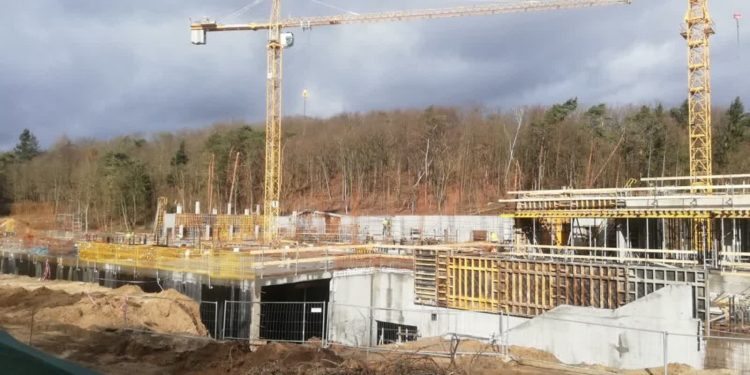 Wykonawca chce 17 milionów więcej za budowę hali