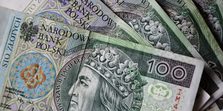 Rząd: od stycznia 2023 r. najniższa pensja wyniesie 3383 zł brutto, a od lipca – 3450 zł brutto