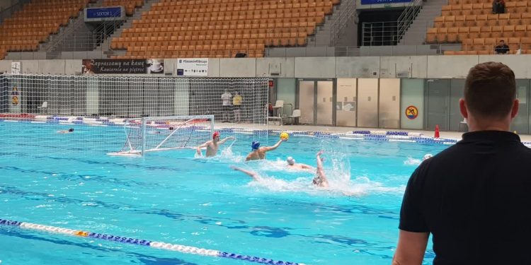 Gorzowscy waterpoliści tłem dla rywali
