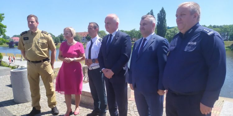 Uczniowie odpoczywają, służby czuwają