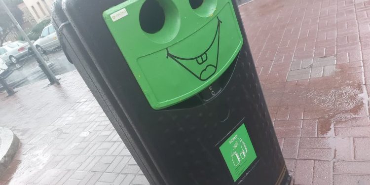 Zaczepia mieszkańców, prosi i dziękuje za szkło