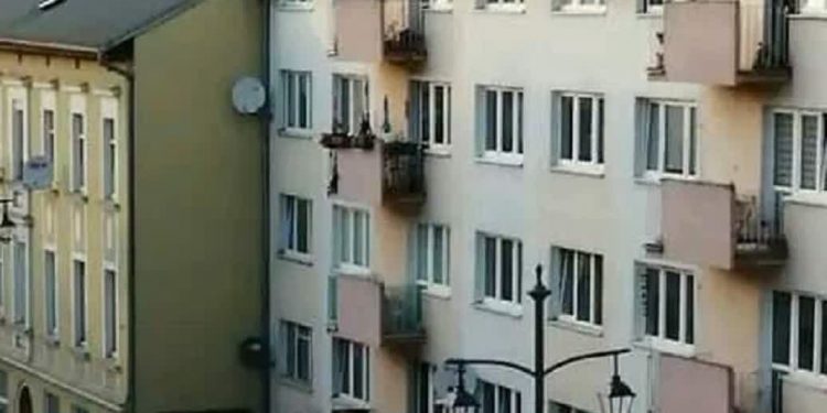 Pijany biegał po dachu kamienicy