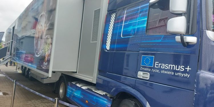 Warsztaty technologii w wielkiej ciężarówce